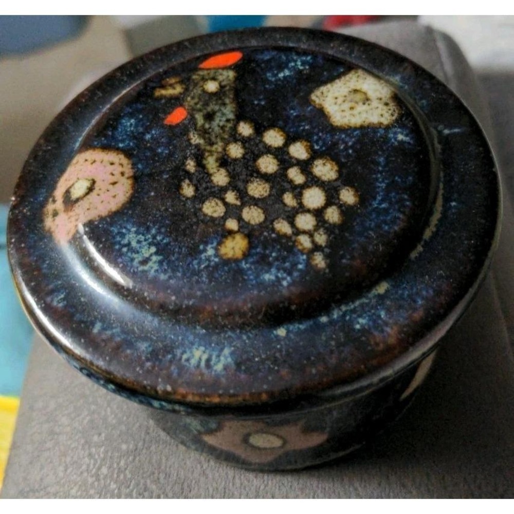Stoneware Art Pottery Covered Trinket Dish Glazed‎ Chicken Flowers Round